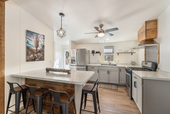 Frigorífico, microondas, horno y placa de cocina