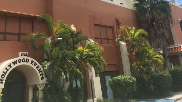 Een meerhoog gebouw met een bord waarop staat: Hollywood Beach Resort.
