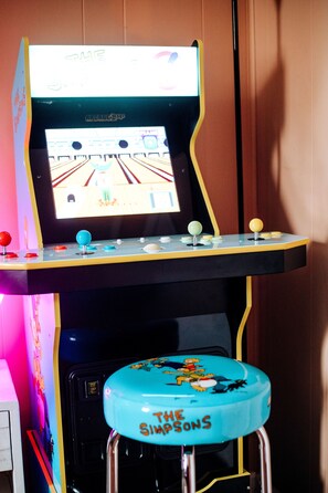 Games room - Giggling Creek Cottage: 45 Acres of Rural Bliss, BedJet, Arcades + Pet Friendly (Bassett)