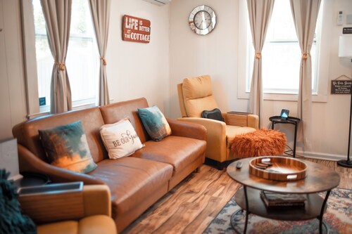 Giggling Creek Cottage: 45 Acres of Rural Bliss, BedJet, Arcades + Pet Friendly