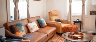 Giggling Creek Cottage: 45 Acres of Rural Bliss, BedJet, Arcades + Pet Friendly