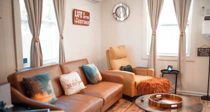 Giggling Creek Cottage: 45 Acres of Rural Bliss, BedJet, Arcades + Pet Friendly