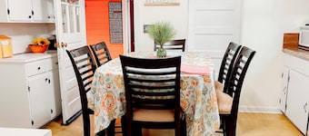 Giggling Creek Cottage: 45 Acres of Rural Bliss, BedJet, Arcades + Pet Friendly