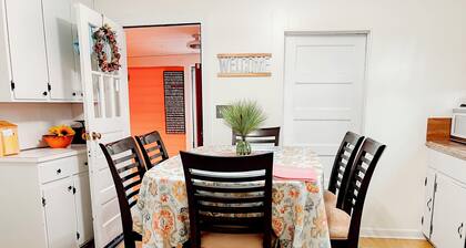 Giggling Creek Cottage: 45 Acres of Rural Bliss, BedJet, Arcades + Pet Friendly