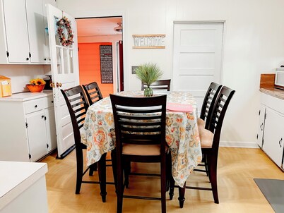 Giggling Creek Cottage: 45 Acres of Rural Bliss, BedJet, Arcades + Pet Friendly