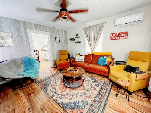 Giggling Creek Cottage: 45 Acres of Rural Bliss, BedJet, Arcades + Pet Friendly