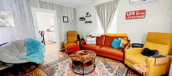 Giggling Creek Cottage: 45 Acres of Rural Bliss, BedJet, Arcades + Pet Friendly