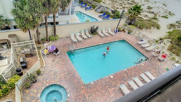 Alberca al aire libre y alberca climatizada