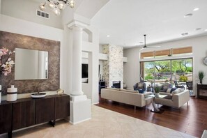 Televisión y chimenea 