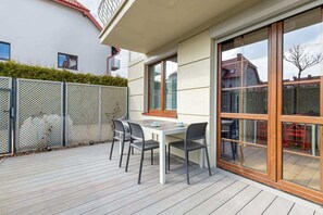 Outdoor dining - Liliowa 3 Dębki | Family Apartment | Terrace | Parking | Holidays at the Seaside (Debki)