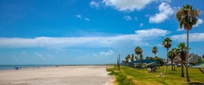 Playa en los alrededores y toallas de playa