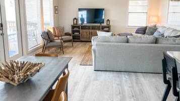 Smart TV, reproductor de DVD, libros y videoteca