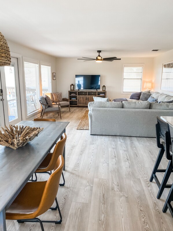 Smart-TV, DVD-Player, Bücher, Videothek