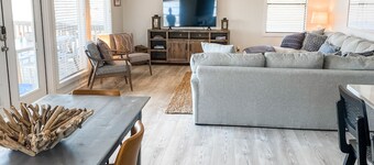 Sunny Family Friendly House 1500 sqft ~ Oversized Covered Deck ~ .5 m to Beach