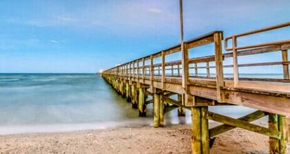 Sunny Family Friendly House 1500 sqft ~ Oversized Covered Deck ~ .5 m to Beach