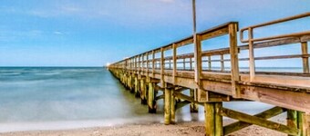 Sunny Family Friendly House 1500 sqft ~ Oversized Covered Deck ~ .5 m to Beach