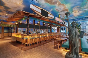 Se sirven desayunos, almuerzos y cenas; cocina americana