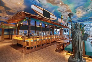 Café da manhã, almoço e jantar; culinária americana 