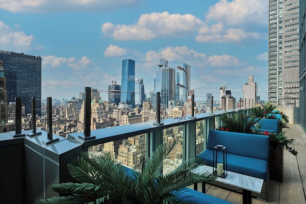 Sert le déjeuner et le dîner