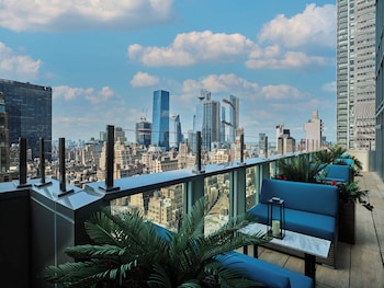 Serves lunch and dinner at Margaritaville Resort Times Square