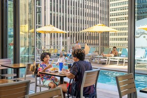 Serveert ontbijt, lunch, diner, Amerikaanse gerechten 