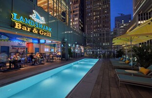 Um bar e restaurante chamado 'Landshark', com área externa e piscina.