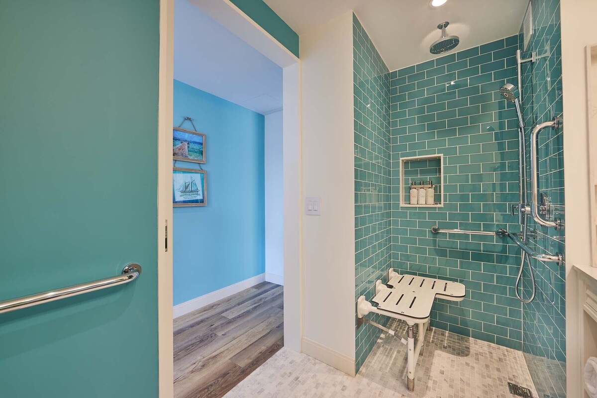 Shower, rainfall showerhead, free toiletries, hair dryer