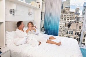 Ropa de cama hipoalergénica y caja de seguridad en la habitación 