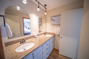 Deluxe Condo, Multiple Beds, Mountain View (Montezuma 1770) | Bathroom | Combined shower/bathtub, hair dryer, towels - Montezuma 1770 (Keystone)