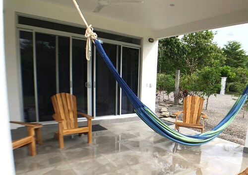 PAVONES Modern CONDO, Close 2 SURF! AC, FAST WIFI