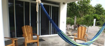 PAVONES Modern CONDO, Close 2 SURF! AC, FAST WIFI