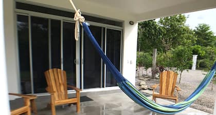 PAVONES Modern CONDO, Close 2 SURF! AC, FAST WIFI