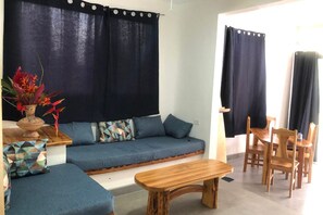 Smart TV - PAVONES Modern CONDO, Close 2 SURF! AC, FAST WIFI (Cocal Amarillo)