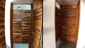 Una porta di legno con maniglia metallica e una piccola targa.