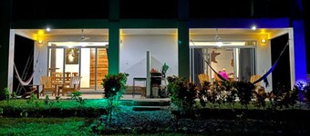 PAVONES Modern CONDO, Close 2 SURF! AC, FAST WIFI