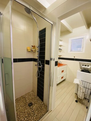 Dusche, Haartrockner, Handtücher