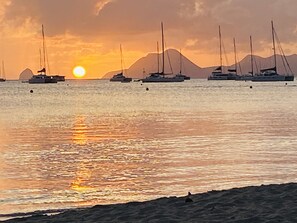 Veneilyvenesatama auringonlaskun aikaan.