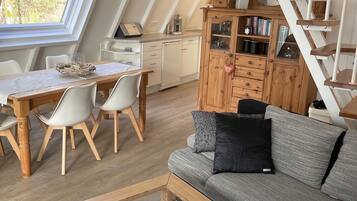 Smart-TV, Kamin, DVD-Player, Bücher