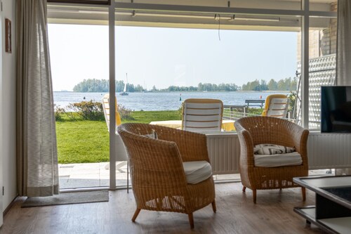 Fantastic apartment, with a large garden. on the water, brilliant view, 