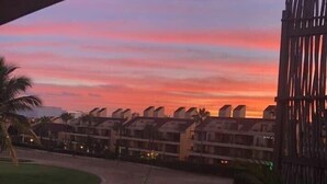 Ein Resort mit mehreren Gebäuden, einem gewundenen Weg und einem Sonnenuntergangshimmel.