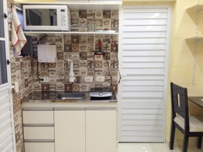 Fridge, microwave, oven, stovetop - Kitnet10 - Edicula.independente px Metro Paraiso (São Paulo)