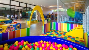 A children's play area with colorful play structures and a ball pit. - Solar Pedra da Ilha (Penha)