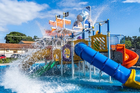 3 piscinas al aire libre, camas de piscina gratis, sombrillas