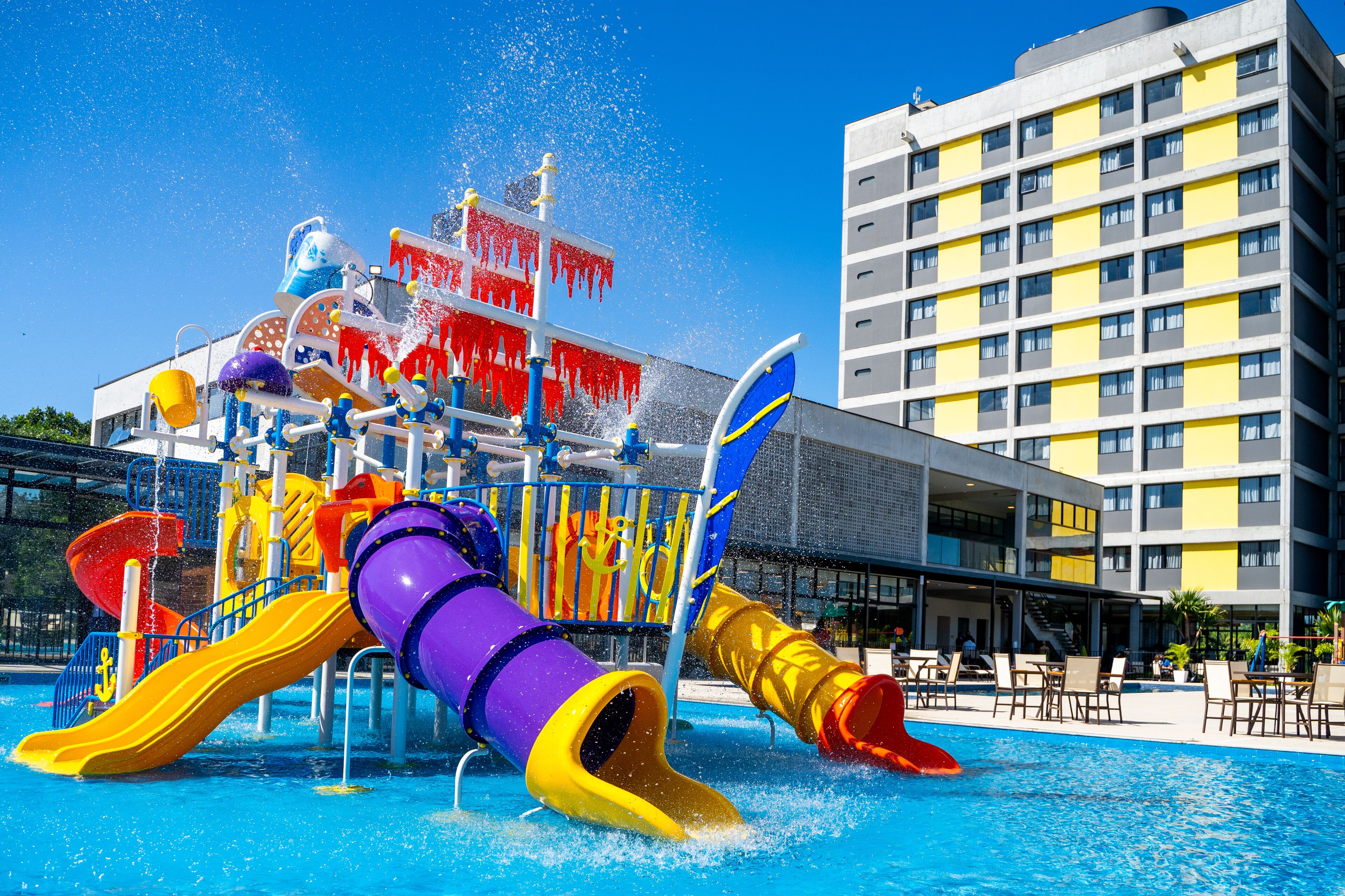 3 piscines extérieures, cabanons gratuits, parasols de plage