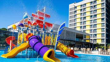 3 piscinas al aire libre, camas de piscina gratis, sombrillas