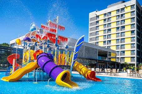 3 outdoor pools, open 9:00 AM to 10:00 PM, free cabanas, pool umbrellas. Solar Pedra da Ilha