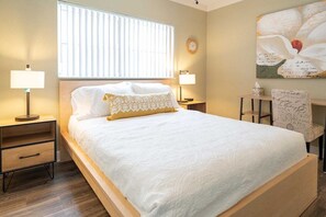 2 slaapkamers, een bureau, een strijkplank/strijkijzer, reisbedje