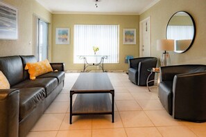 Smart-TV, DVD-Player, Bücher, Videothek