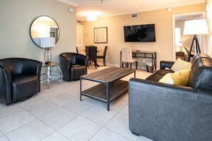 Smart-TV, DVD-spiller, bøker og filmbibliotek