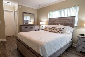 2 soverom, skrivebord, strykejern/-brett og reiseseng for barn